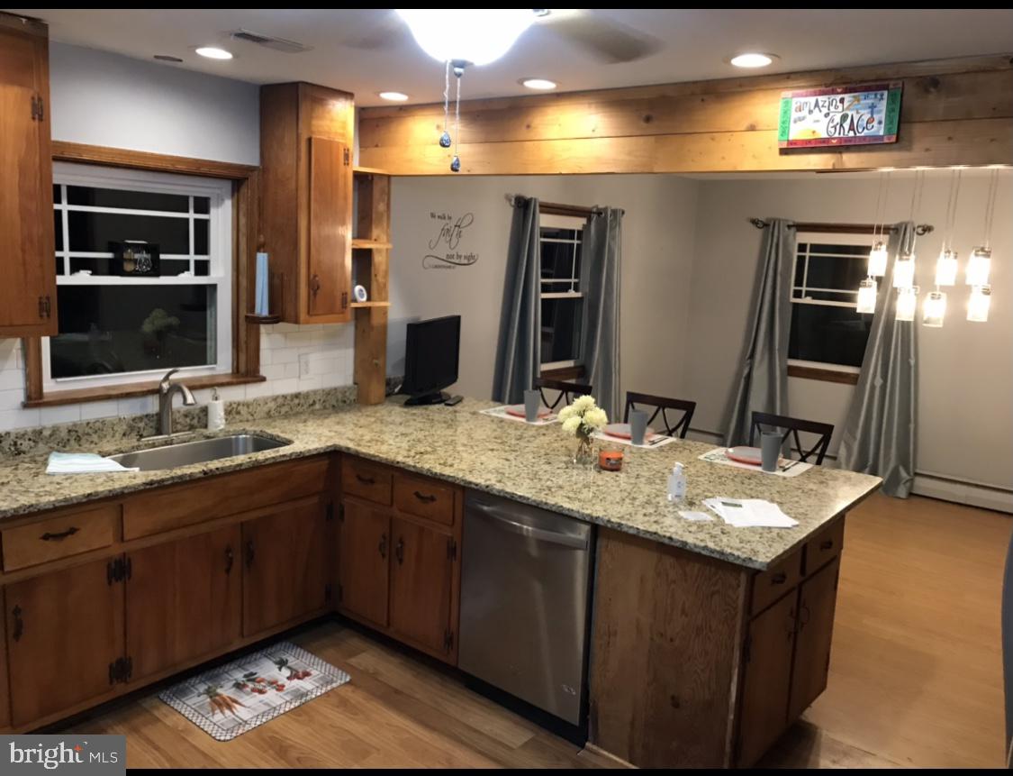 21259 Frog Level Road Ruther Glen, VA 22546 - Photo 6 of 15 Kitchen Large Penisula
