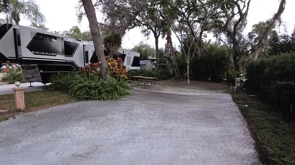 a view of a backyard