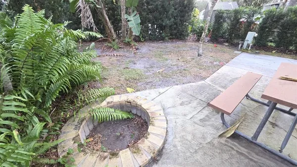 a view of a backyard