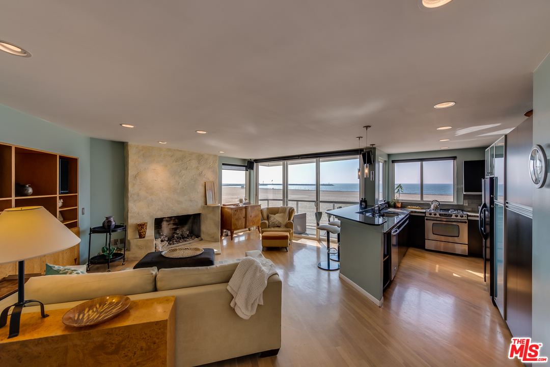 4 Quarterdeck Street, Unit 202 Marina del Rey, CA 90292 - Photo 1 of 19 Gallery Image 1