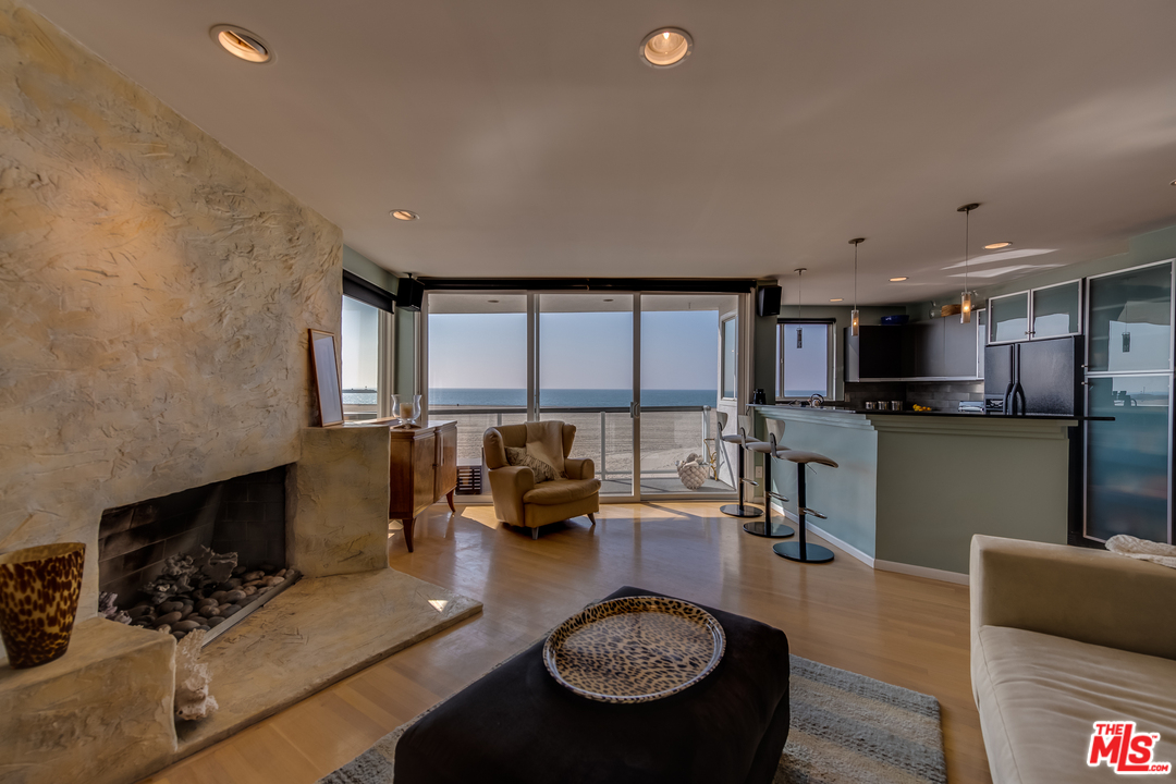 4 Quarterdeck Street, Unit 202 Marina del Rey, CA 90292 - Photo 3 of 19 Gallery Image 3