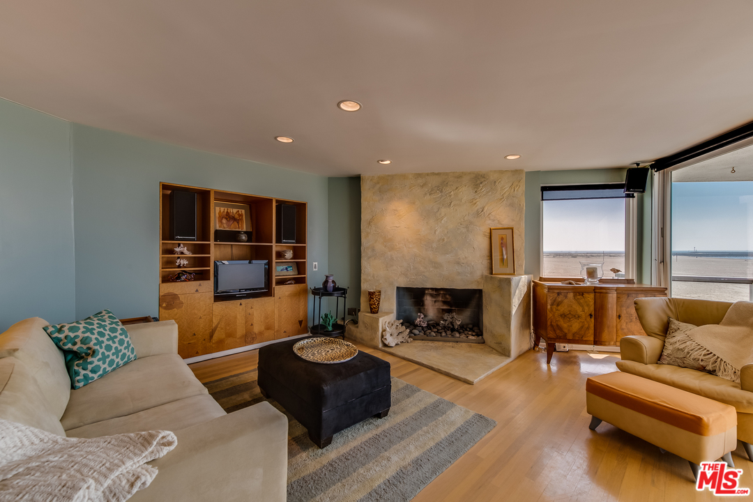 4 Quarterdeck Street, Unit 202 Marina del Rey, CA 90292 - Photo 4 of 19 Gallery Image 4