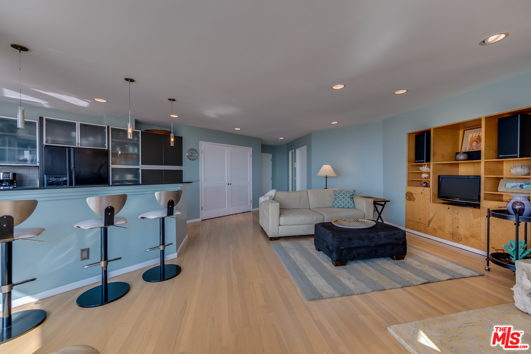 4 Quarterdeck Street, Unit 202 Marina del Rey, CA 90292 - Photo 5 of 19 Gallery Image 5