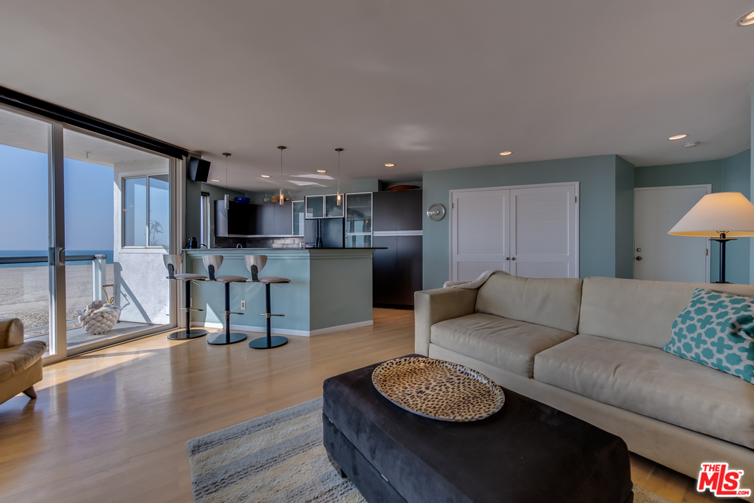 4 Quarterdeck Street, Unit 202 Marina del Rey, CA 90292 - Photo 6 of 19 Gallery Image 6