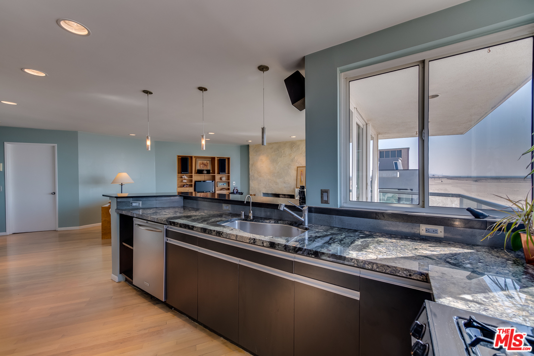 4 Quarterdeck Street, Unit 202 Marina del Rey, CA 90292 - Photo 7 of 19 Gallery Image 7
