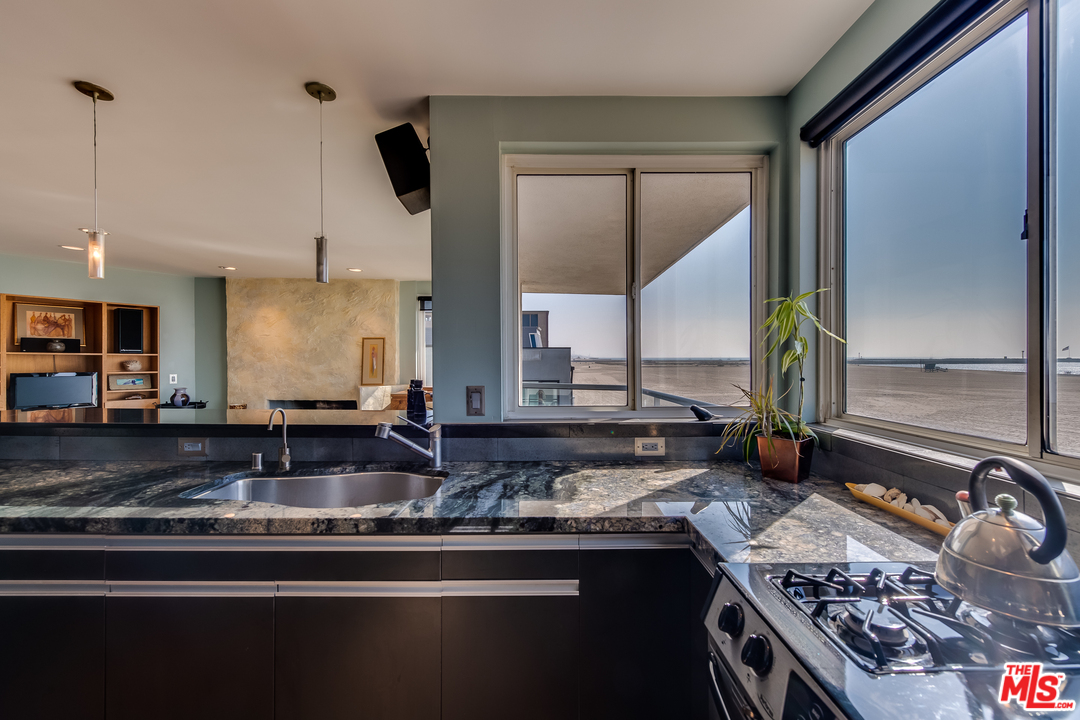 4 Quarterdeck Street, Unit 202 Marina del Rey, CA 90292 - Photo 9 of 19 Gallery Image 9