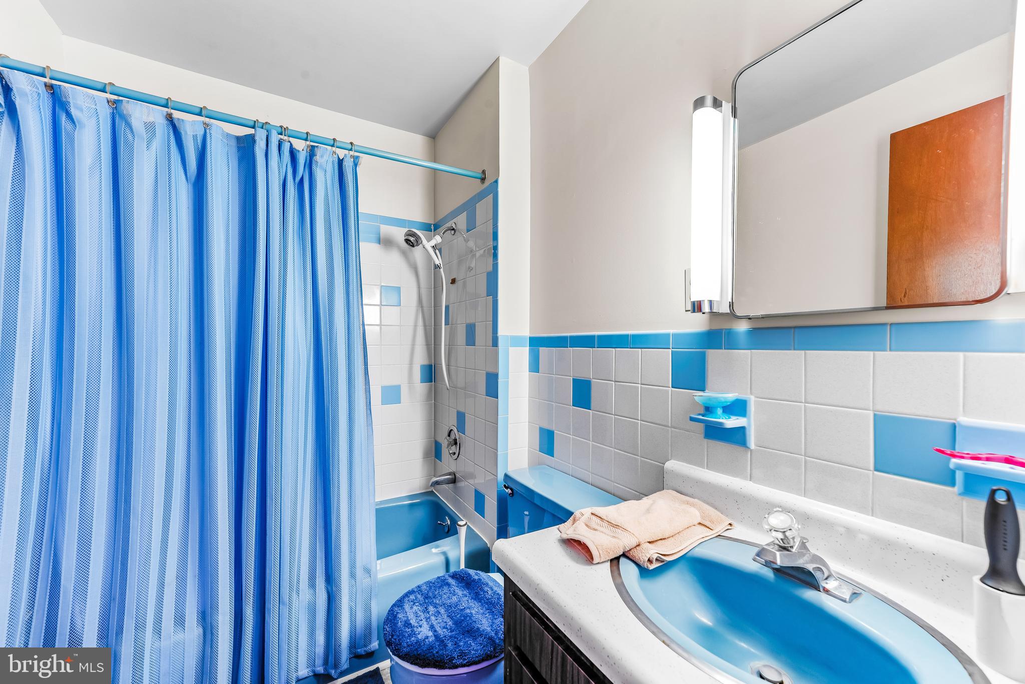 3695 Plum Point Road Huntingtown, MD 20639 - Photo 22 of 27 Full bath with ample space.
