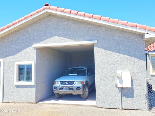 a car parked on the side of building
