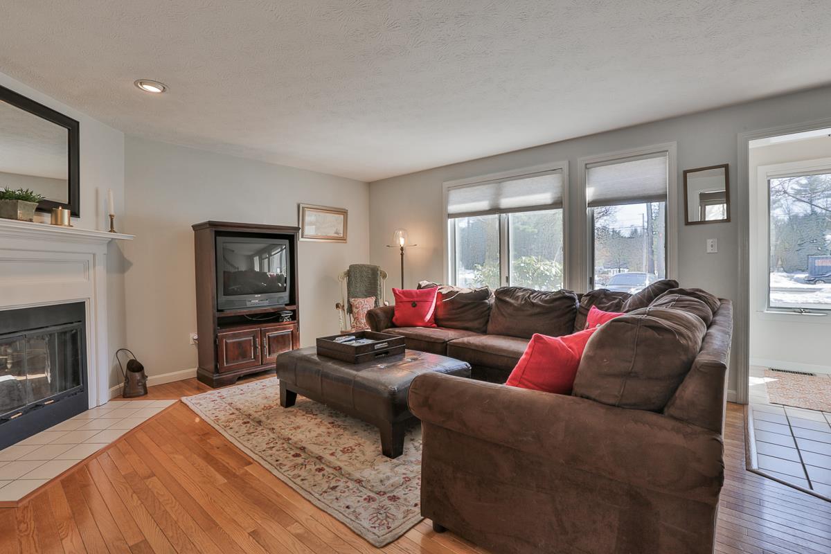 9 Preston Field Road Nashua, NH 03064 - Photo 2 of 19