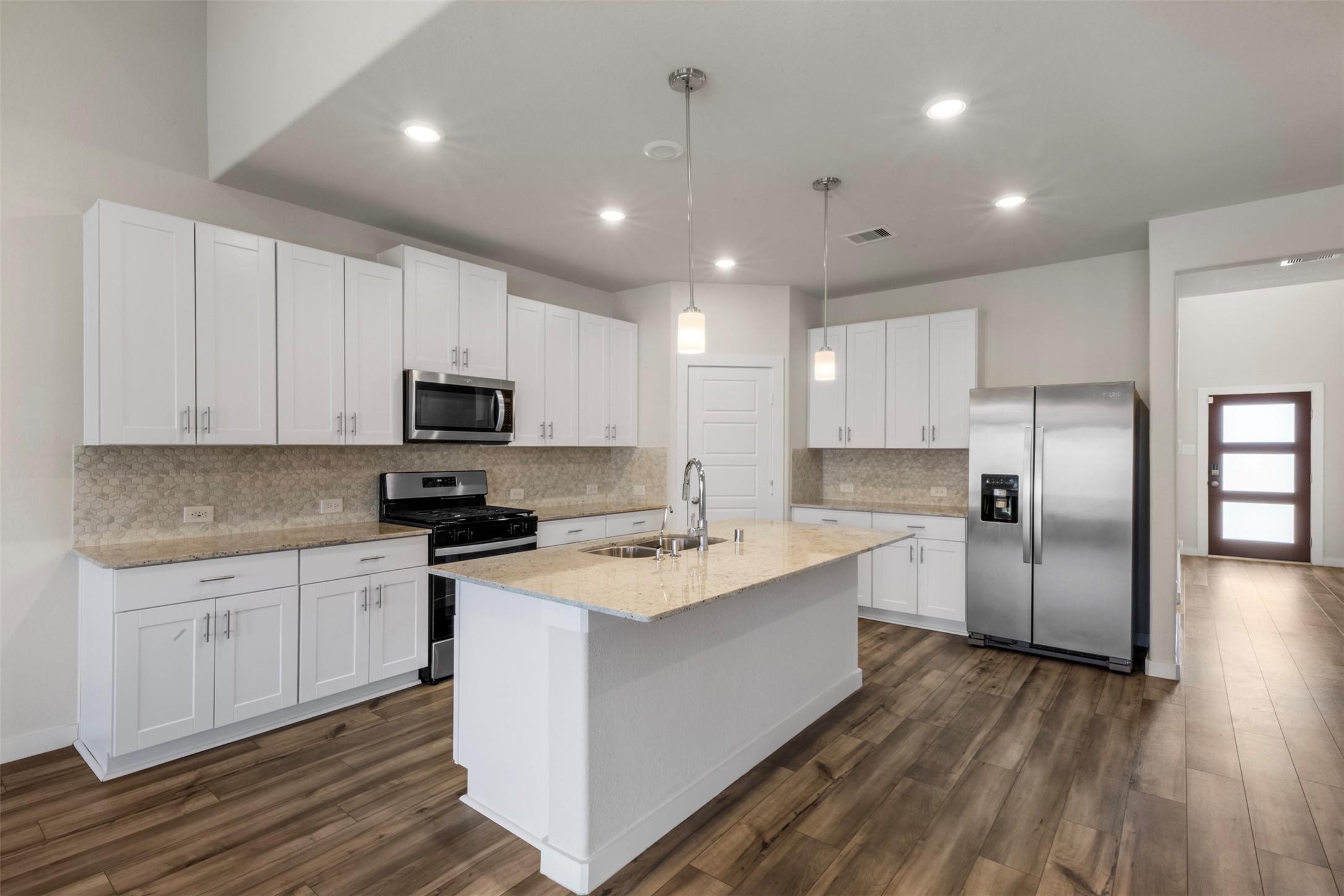 1506 King Rnch Road Conroe, TX 77301 - Photo 4 of 32 This open concept kitchen is a chef's dream