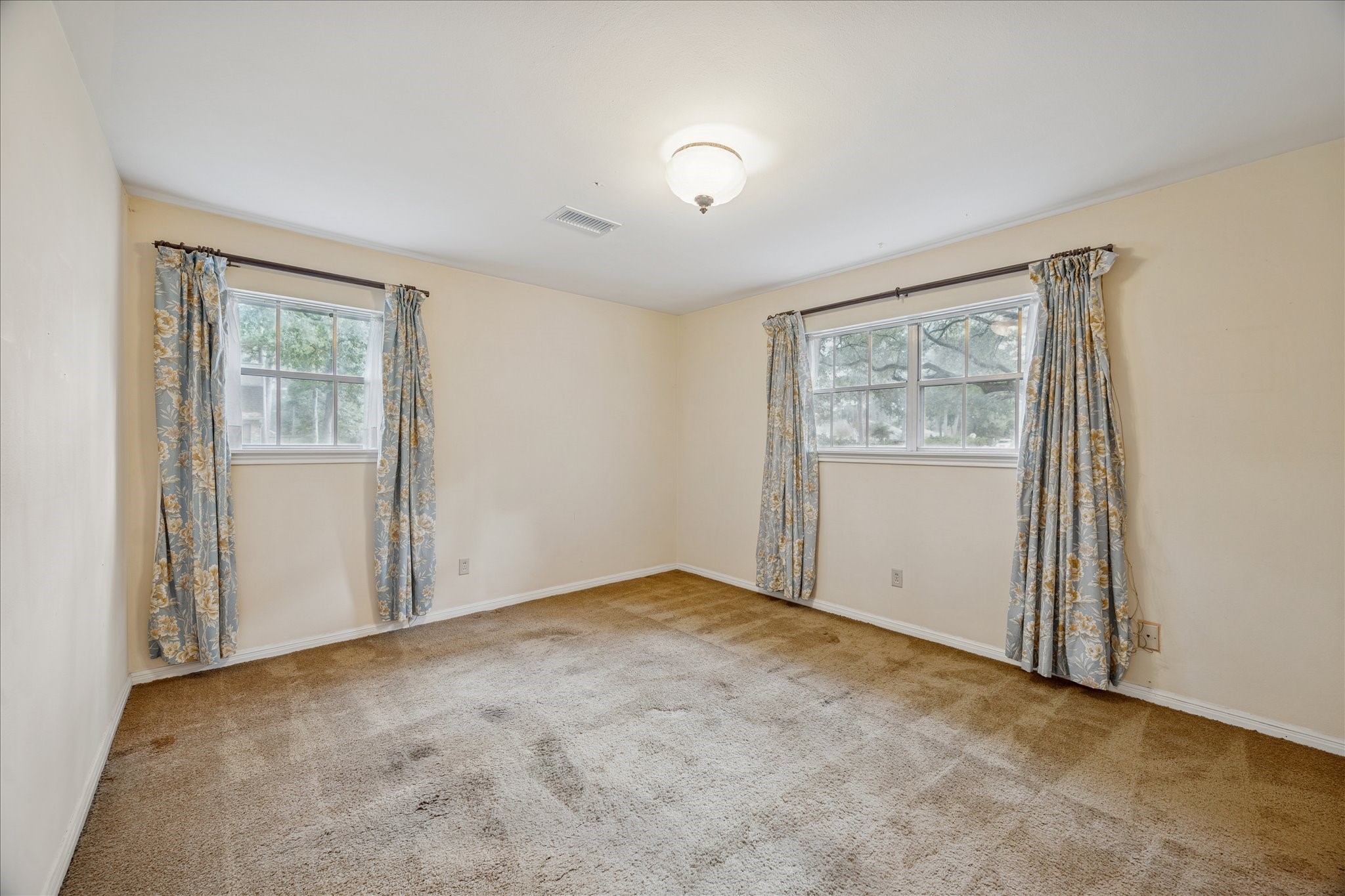 13603 Boca Raton Drive Houston, TX 77069 - Photo 14 of 27 an empty room with windows and closet