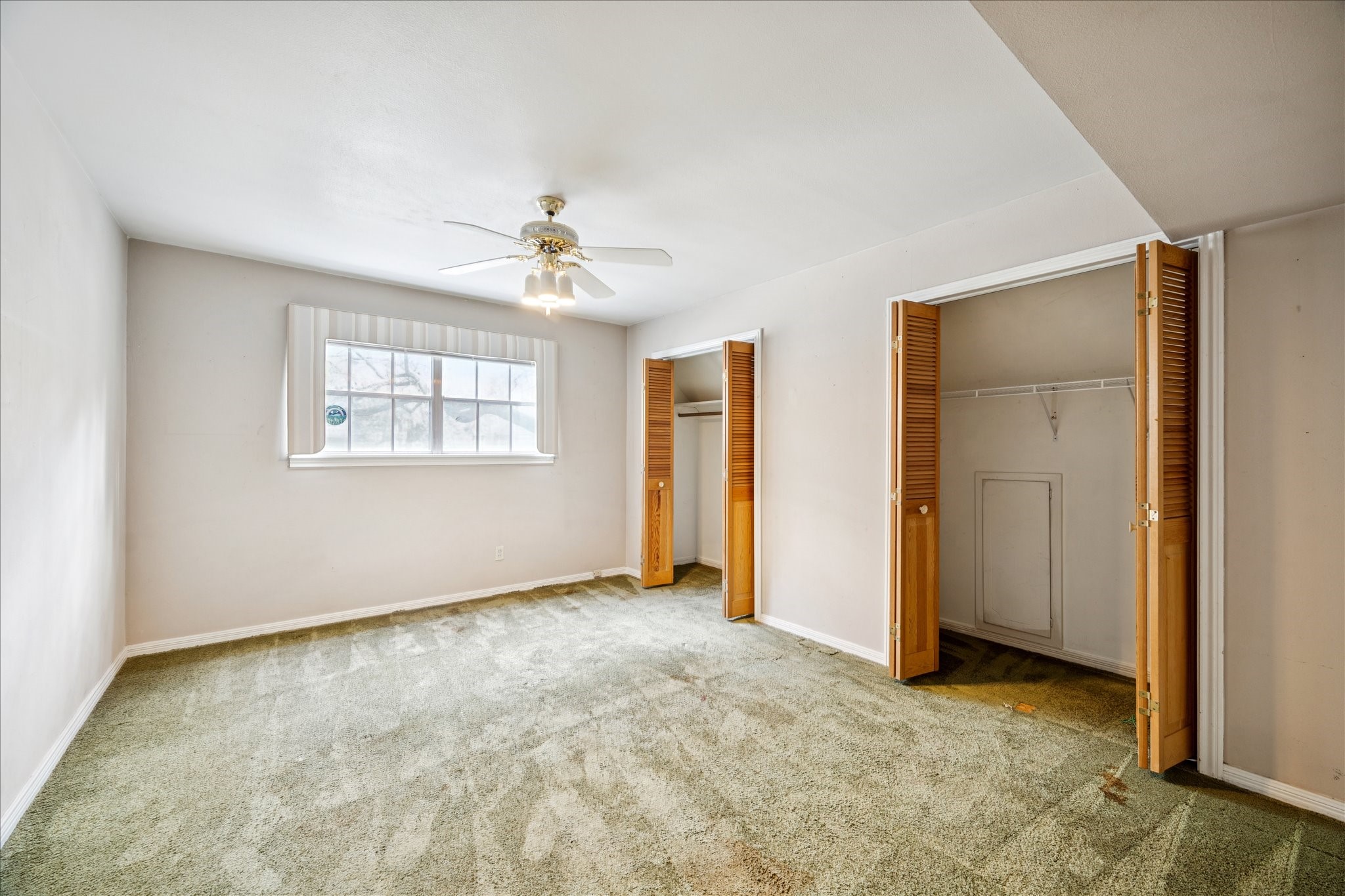 13603 Boca Raton Drive Houston, TX 77069 - Photo 15 of 27 an empty room with windows and closet