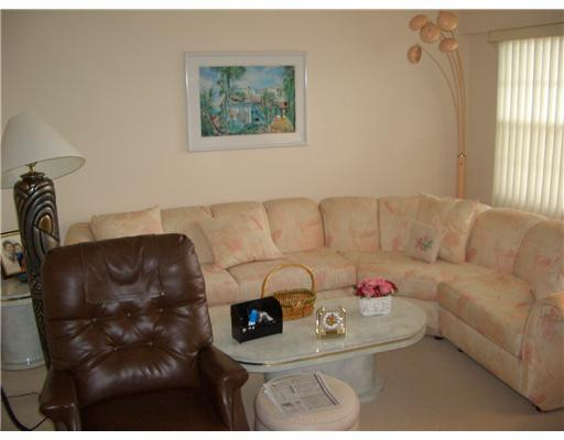 335 Preston H 3350, Unit 335 Boca Raton, FL 33434 - Photo 3 of 25 Living Room