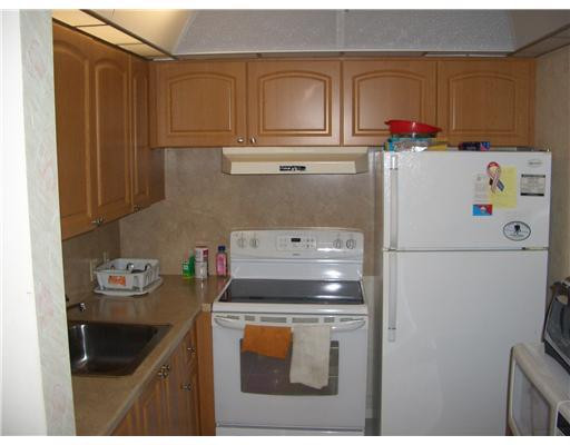 335 Preston H 3350, Unit 335 Boca Raton, FL 33434 - Photo 5 of 25 Kitchen