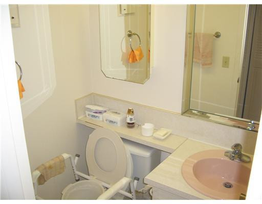 335 Preston H 3350, Unit 335 Boca Raton, FL 33434 - Photo 7 of 25 Bathroom