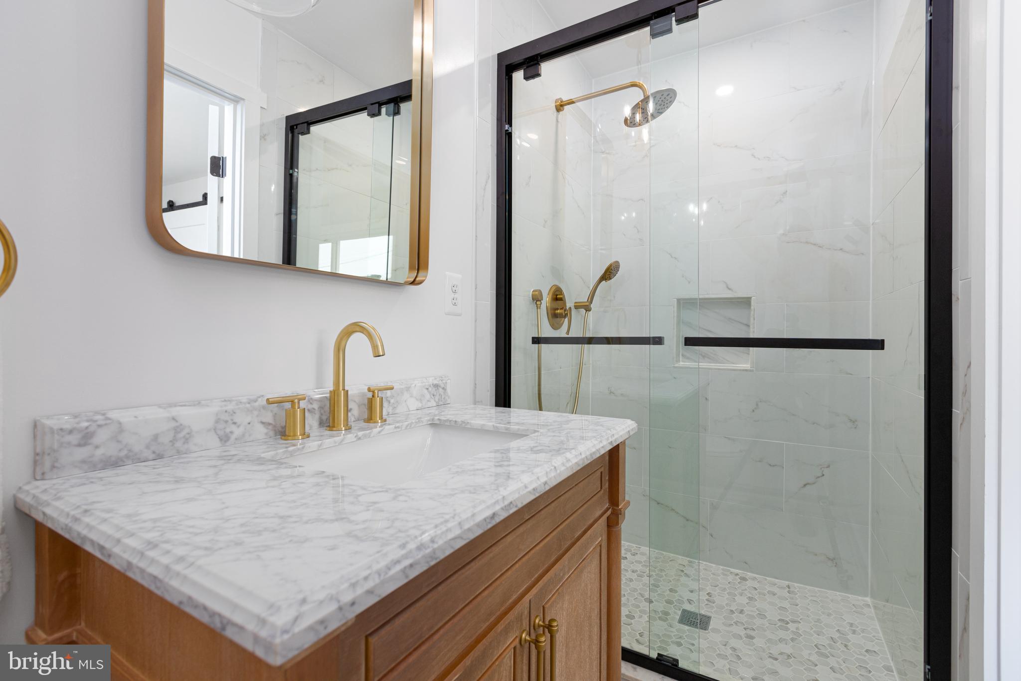 7119 Kerr Drive Springfield, VA 22150 - Photo 8 of 25 Primary En Suite