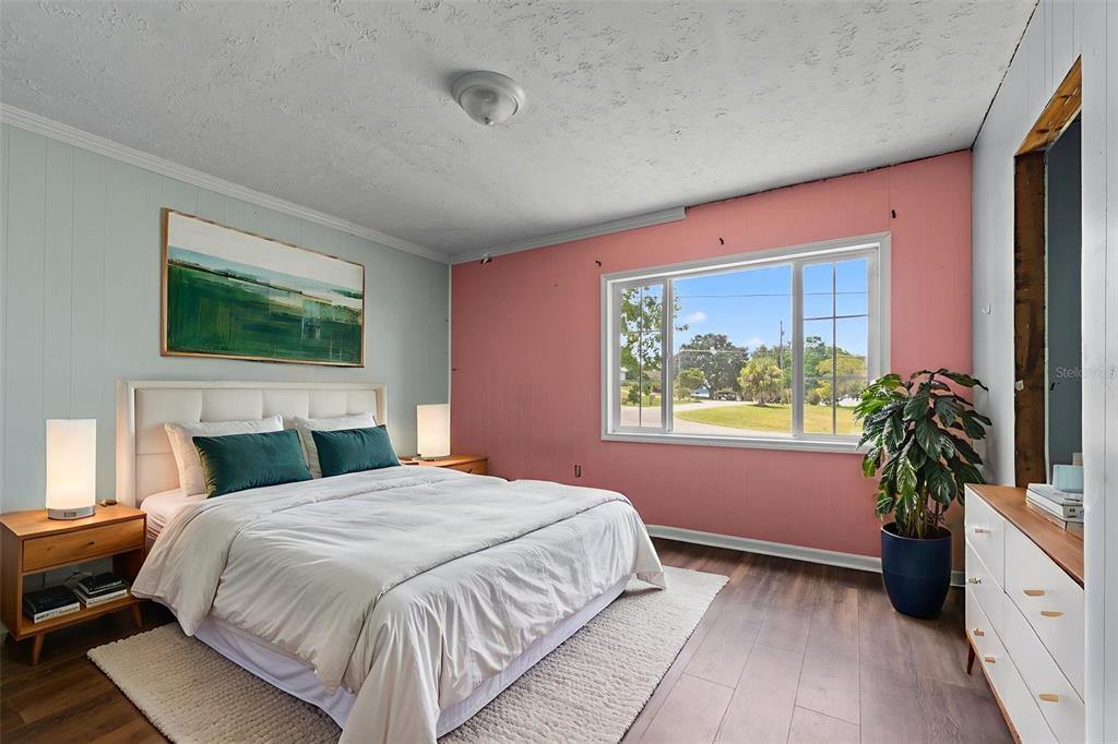 330 West 4th Street Frostproof, FL 33843 - Photo 14 of 39 a bedroom with a bed and a potted plant