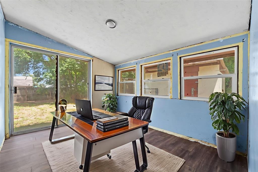 330 West 4th Street Frostproof, FL 33843 - Photo 25 of 39 a living room with furniture and a potted plant