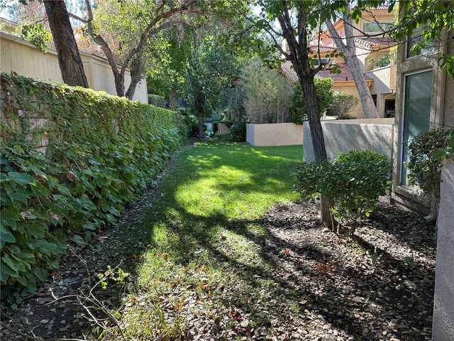 a view of a back yard