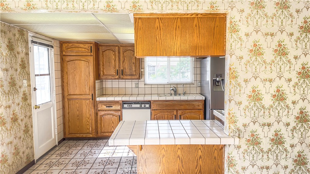 1702 East Bach Street Carson, CA 90745 - Photo 30 of 48 a large bathroom with a tub shower sink and mirror