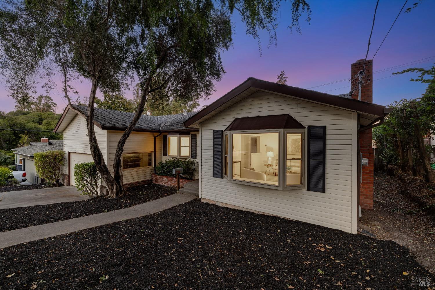 824 Elm Drive, Petaluma, CA 94952 Compass