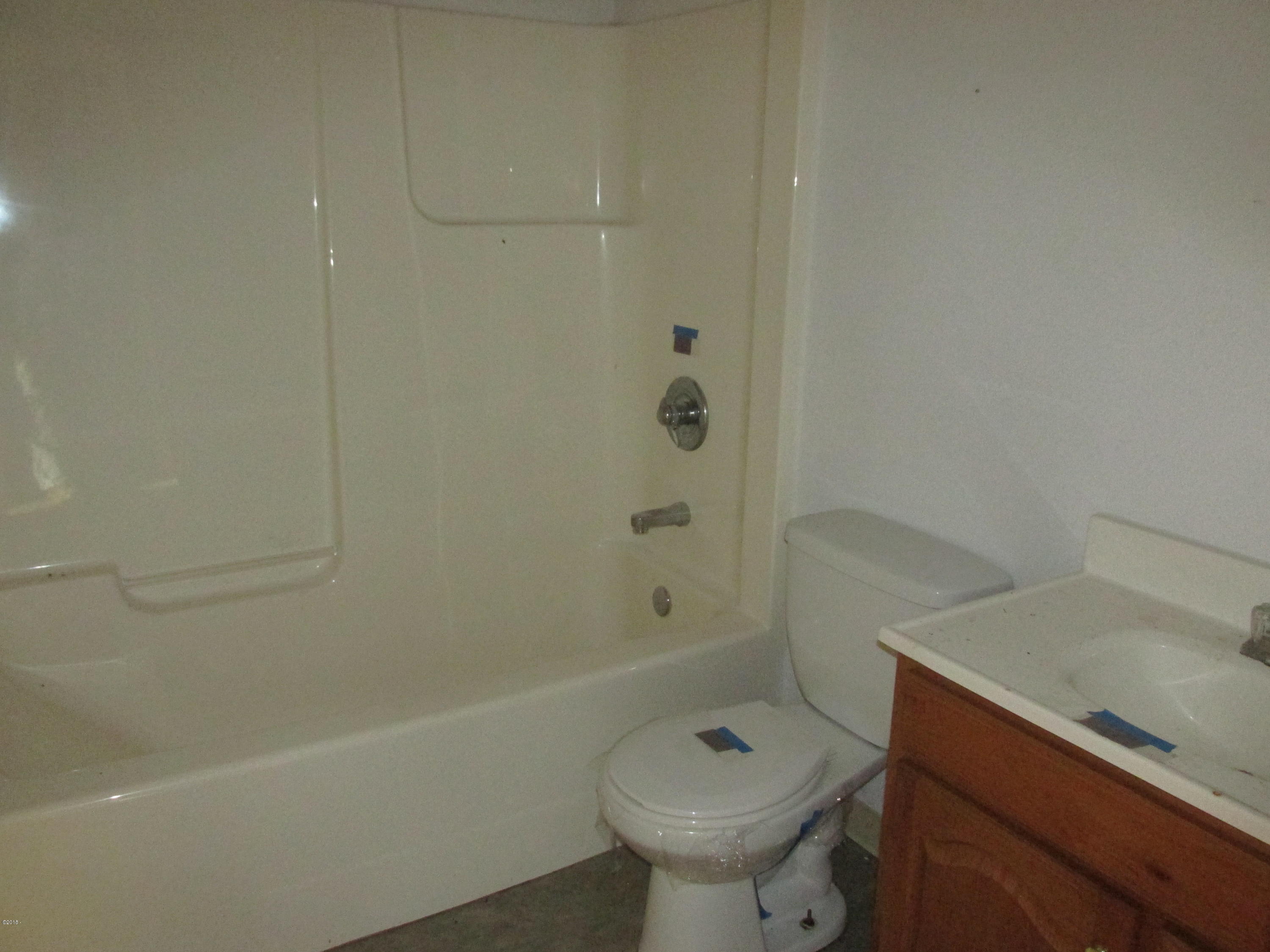 516 Elk City Road Toledo, OR 97391 - Photo 12 of 15 Bathroom