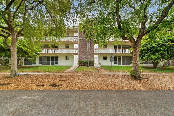 $198,000 | 412 South Luna Court, Unit 11, Hollywood, FL 33021