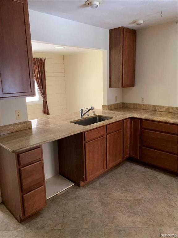 2563 Weaverton Rochester Hills, MI 48307 - Photo 3 of 10