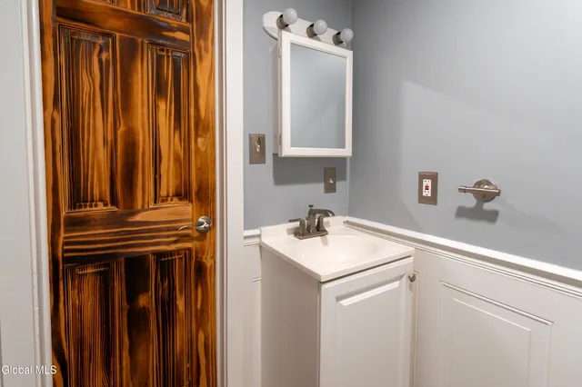 $1,600 | 99 Woodlawn Avenue, Unit A, Saratoga Springs, NY 12866