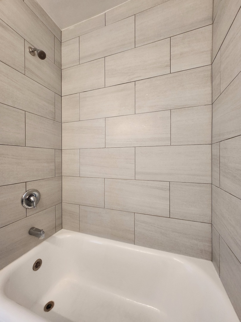 4937 West 18th Street, Unit 2W Cicero, IL 60804 - Photo 9 of 11 a bathroom with a bathtub