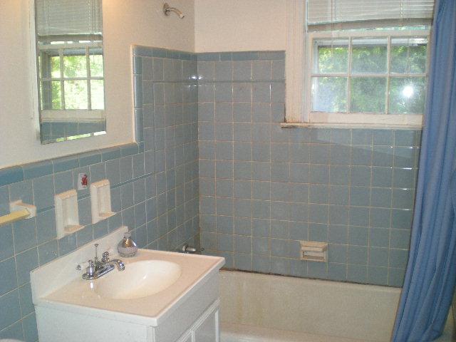 124 Alton Road, Unit A Nashville, TN 37205 - Photo 7 of 15 ORIGINAL BLUE TILED BATH.