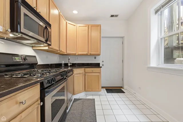 $239,900 | 3222 West Berteau Avenue, Unit 2, Chicago, IL 60618