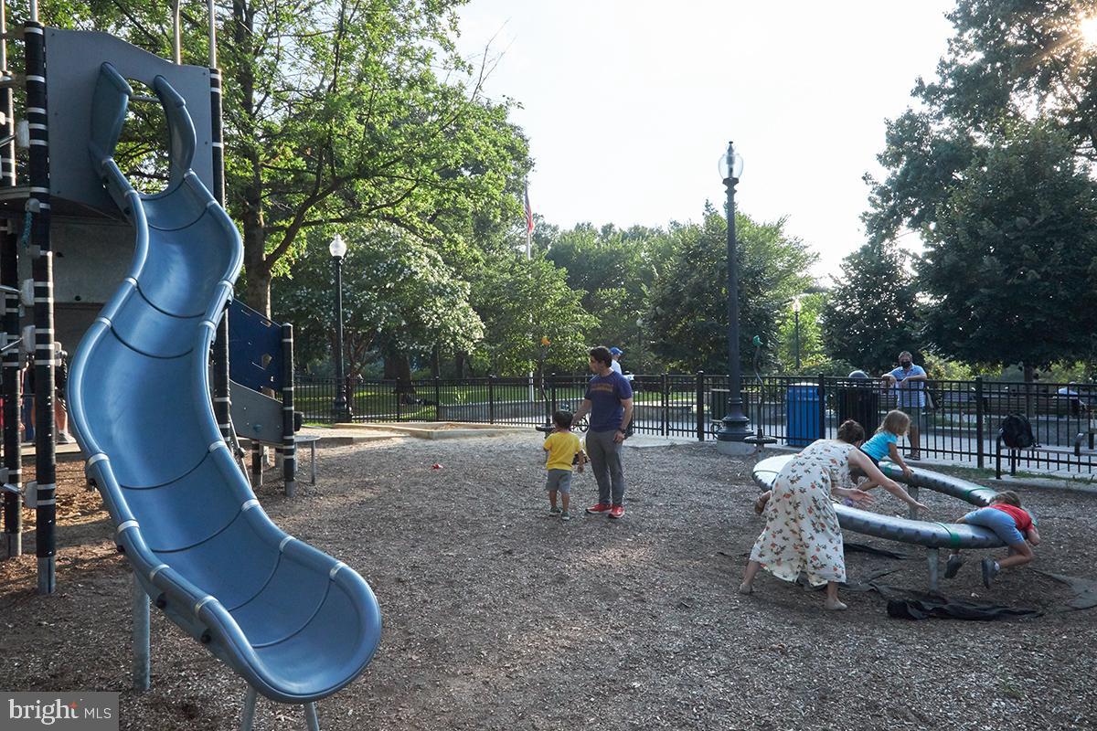 2014 Kalorama Road Northwest, Unit 8 Washington, DC 20009 - Photo 42 of 43 Play