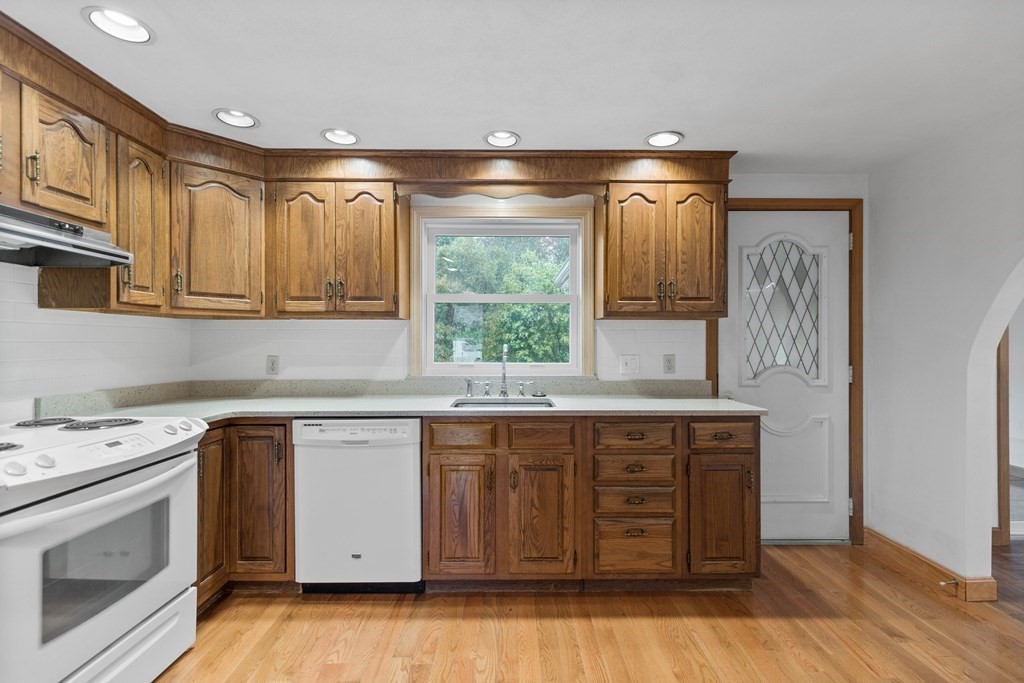 30 Crystal Drive Stoneham, MA 02180 - Photo 4 of 30