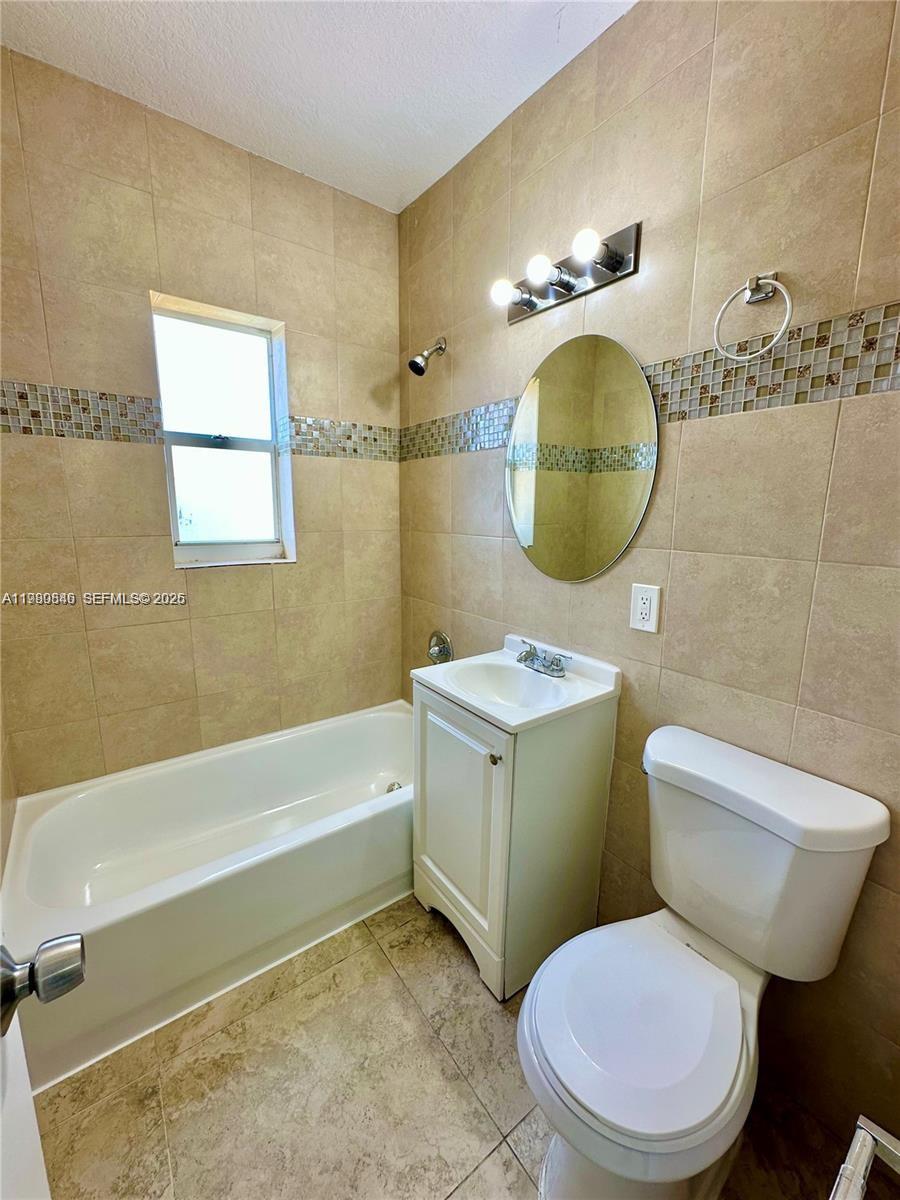 434 Northwest 85th Street Road, Unit 434 Miami, FL 33150 - Photo 28 of 31 a bathroom with a toilet a sink and bathtub