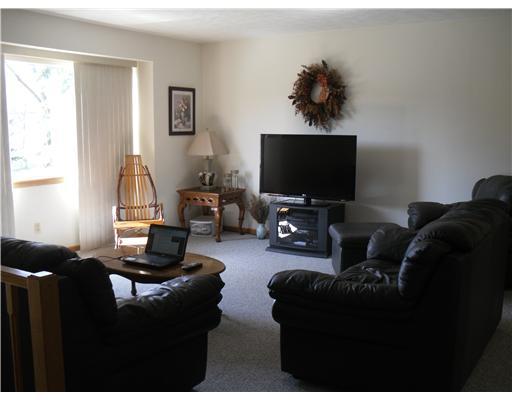 2453 Willowhurst Circle New Castle, PA 16101 - Photo 4 of 12 Living Room.