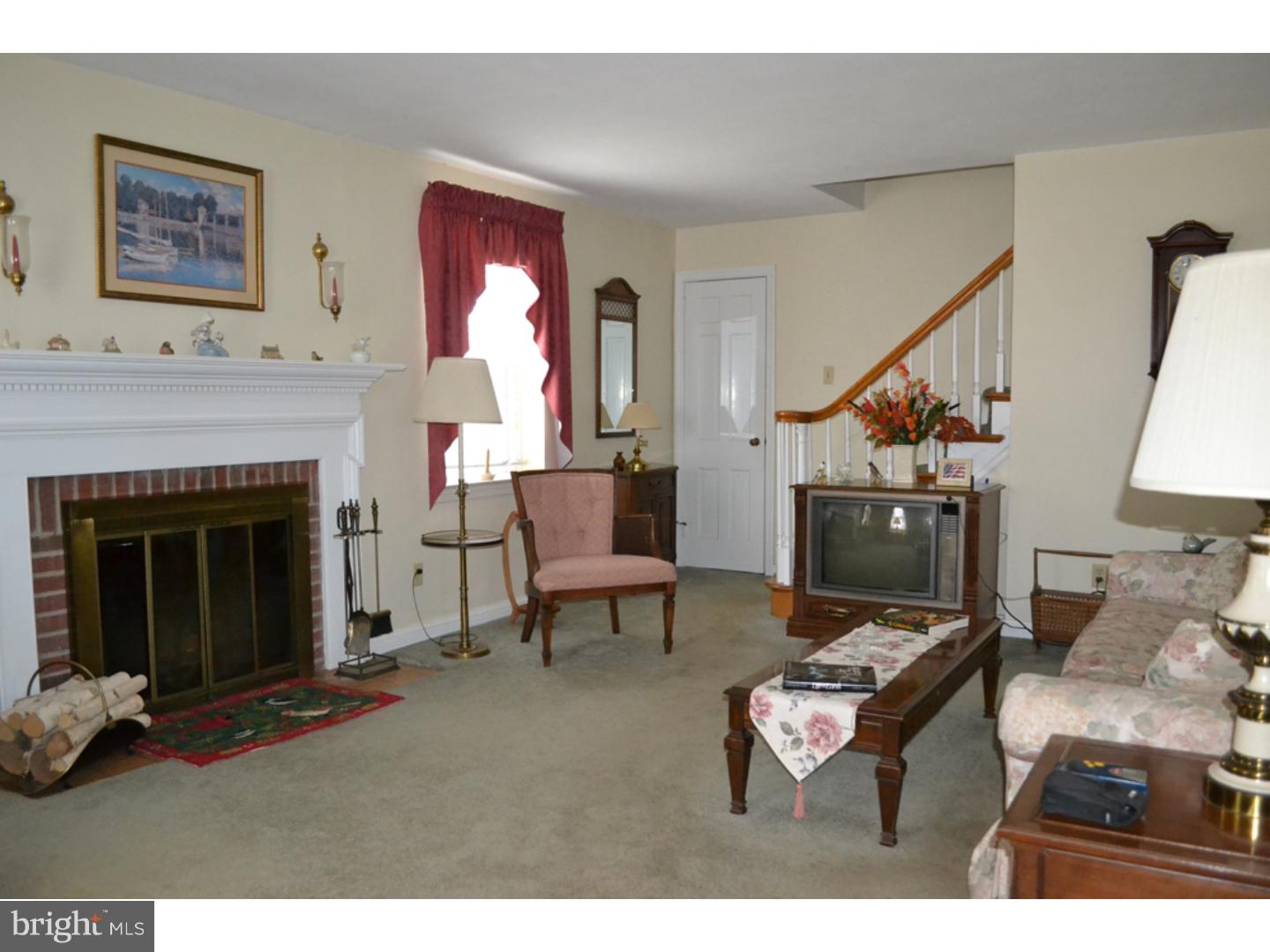 920 Sara Drive Springfield, PA 19064 - Photo 4 of 25 Living Room