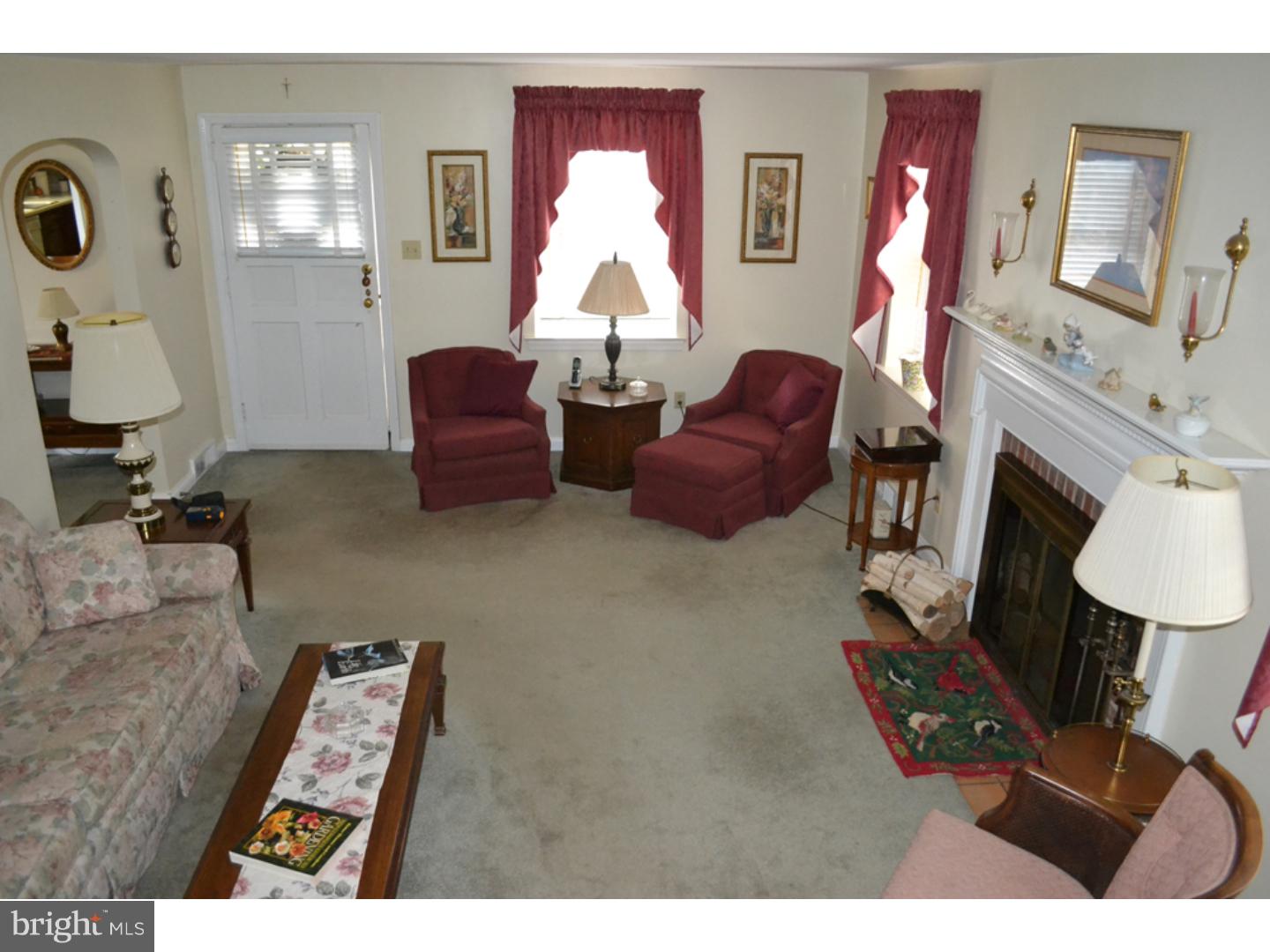 920 Sara Drive Springfield, PA 19064 - Photo 5 of 25 Living Room