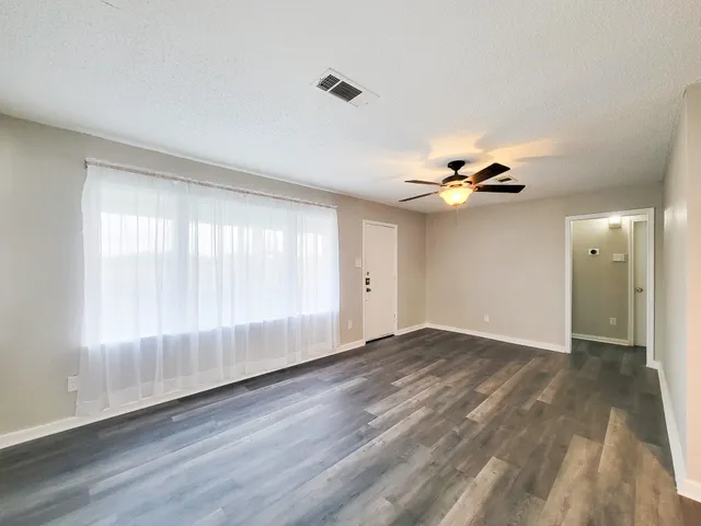 $1,300 | 4817 Lawndale Street, La Marque, TX 77568