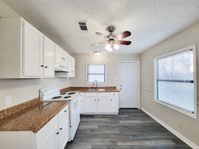 $1,300 | 4817 Lawndale Street, La Marque, TX 77568