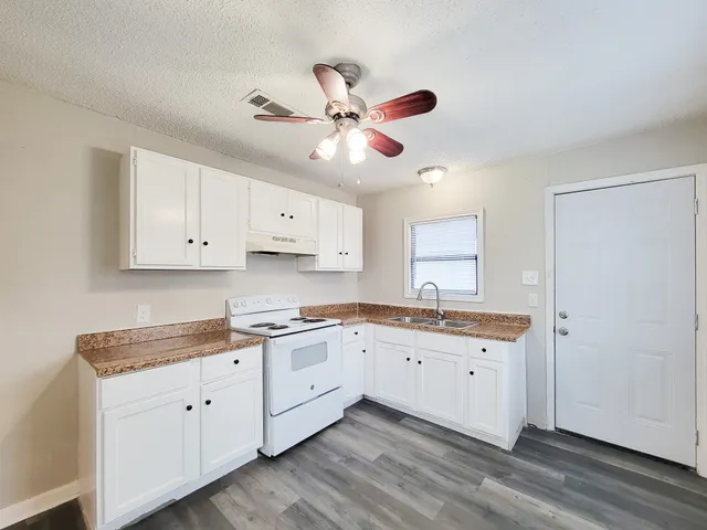 $1,300 | 4817 Lawndale Street, La Marque, TX 77568