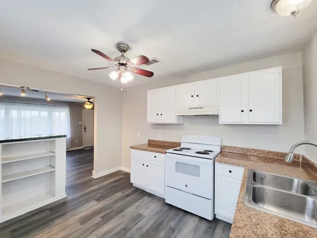 $1,300 | 4817 Lawndale Street, La Marque, TX 77568