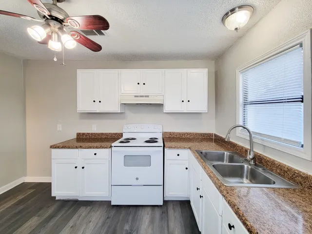 $1,300 | 4817 Lawndale Street, La Marque, TX 77568