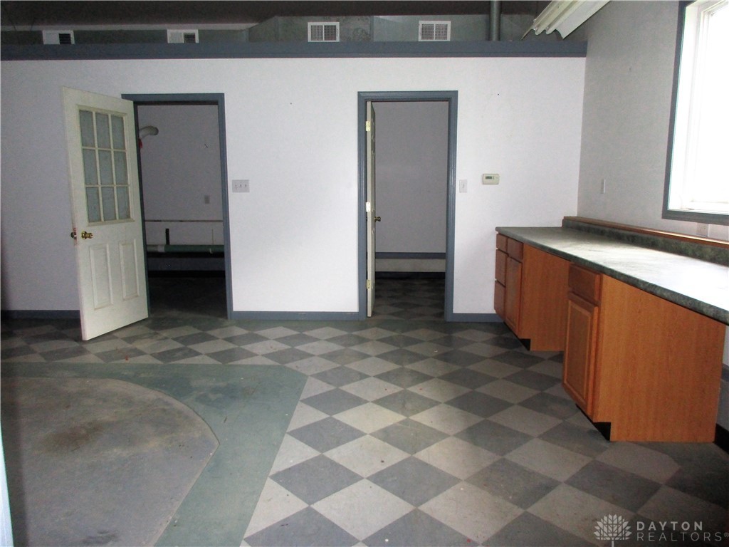 9132 Barnes Road Clayton, OH 45315 - Photo 47 of 48 workshop with storage