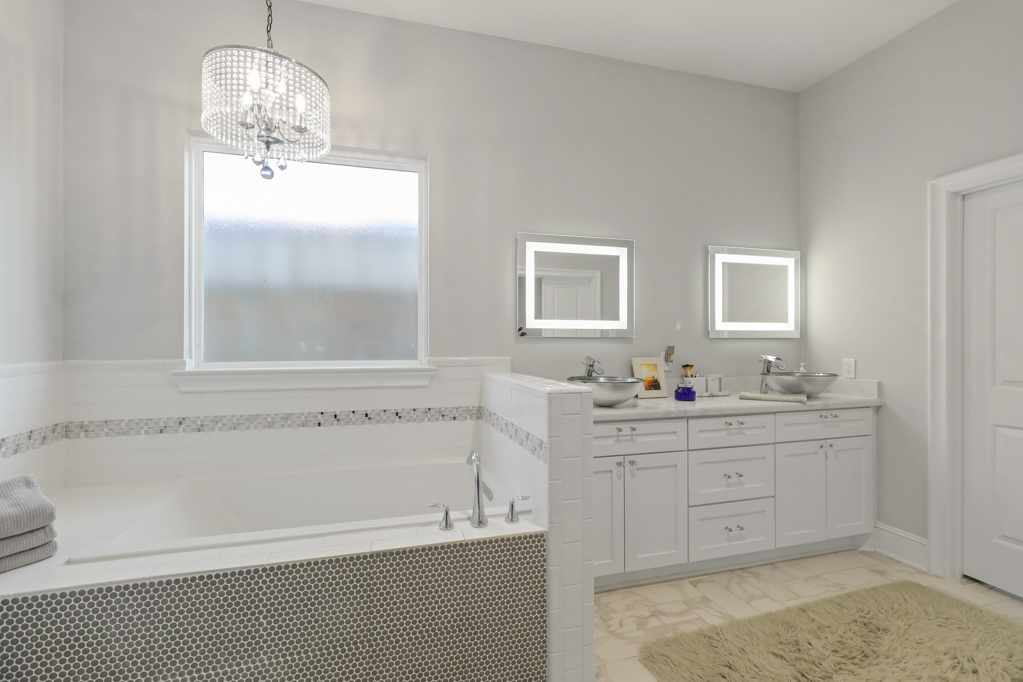 913 Eleanor Street Houston, TX 77009 - Photo 14 of 21 Primary bath w/ double sinks.