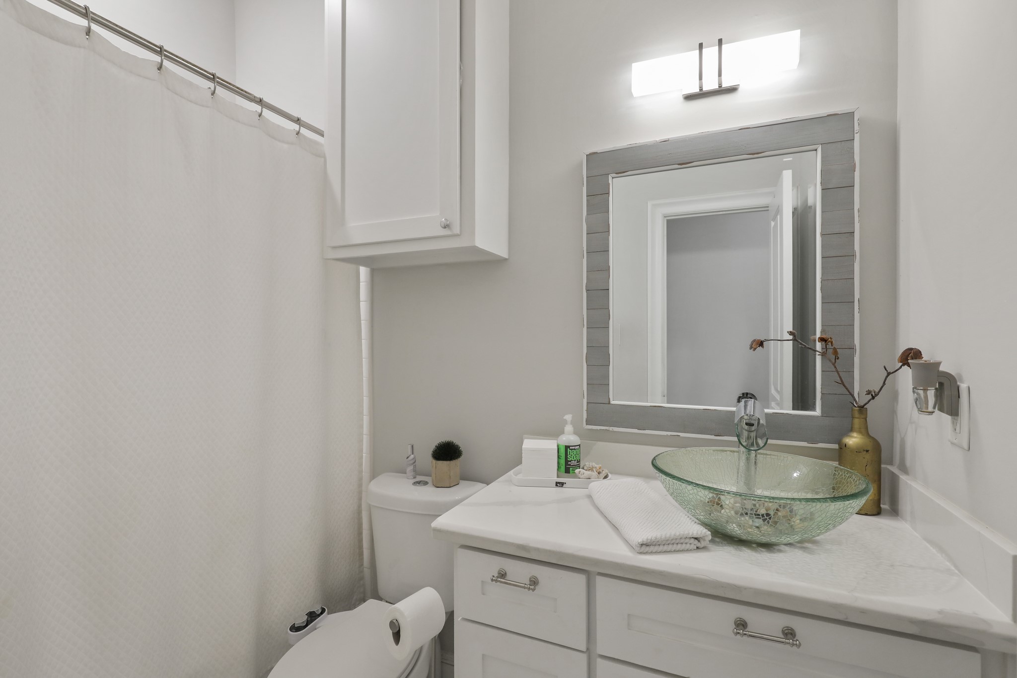 913 Eleanor Street Houston, TX 77009 - Photo 18 of 21 Secondary bath