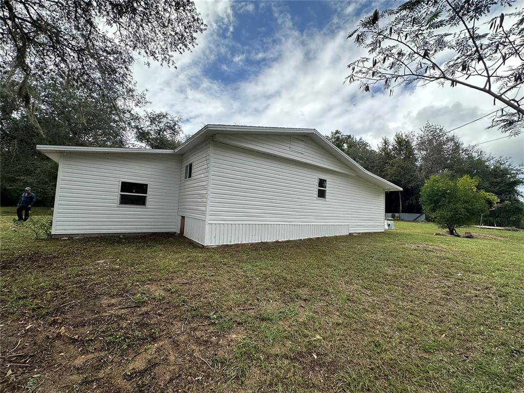 17405 Northeast 38th Lane Road Silver Springs, FL 34488 - Photo 2 of 25 a backyard of house