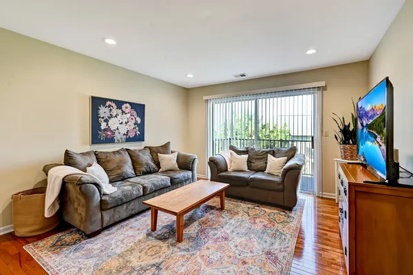 $275,000 | 7000 Barrington Court, Unit 204, Woodridge, IL 60517