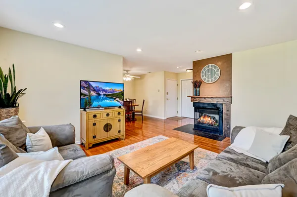 $275,000 | 7000 Barrington Court, Unit 204, Woodridge, IL 60517
