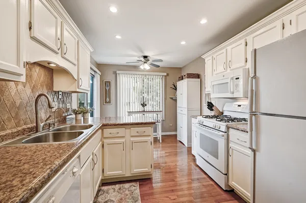 $275,000 | 7000 Barrington Court, Unit 204, Woodridge, IL 60517